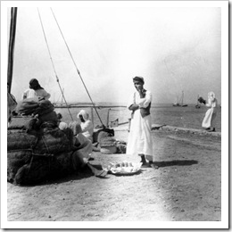 الحمالون يتناولون غداءهم في المنامة عام 1933م