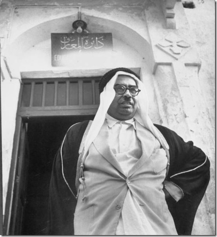 رئيس دائرة المعارف (وزارة التربية والتعليم حالياً) أحمد العمران أمام مكتبه
