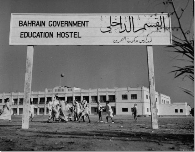 طلبة يلعبون في ساحة مدرسة فاطمة الزهراء عليها السلام