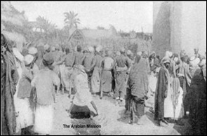 صورتان نادرتان لعزاء البحرين عام 1908 من أرشيف الإرسالية العربية