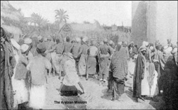 صورتان نادرتان لعزاء البحرين عام 1908 من أرشيف الإرسالية